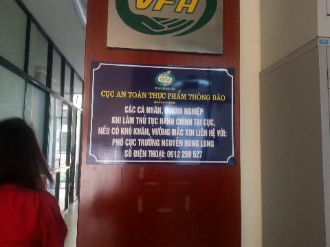 Tấm biển được treo tại các tầng hành lang trong trụ sở Cục An toàn thực phẩm.